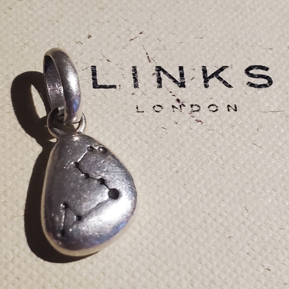 Links of London Zodiac sign Leo charm. Representing Birthdays: July 23-Aug. 22. - Picture 1 of 2